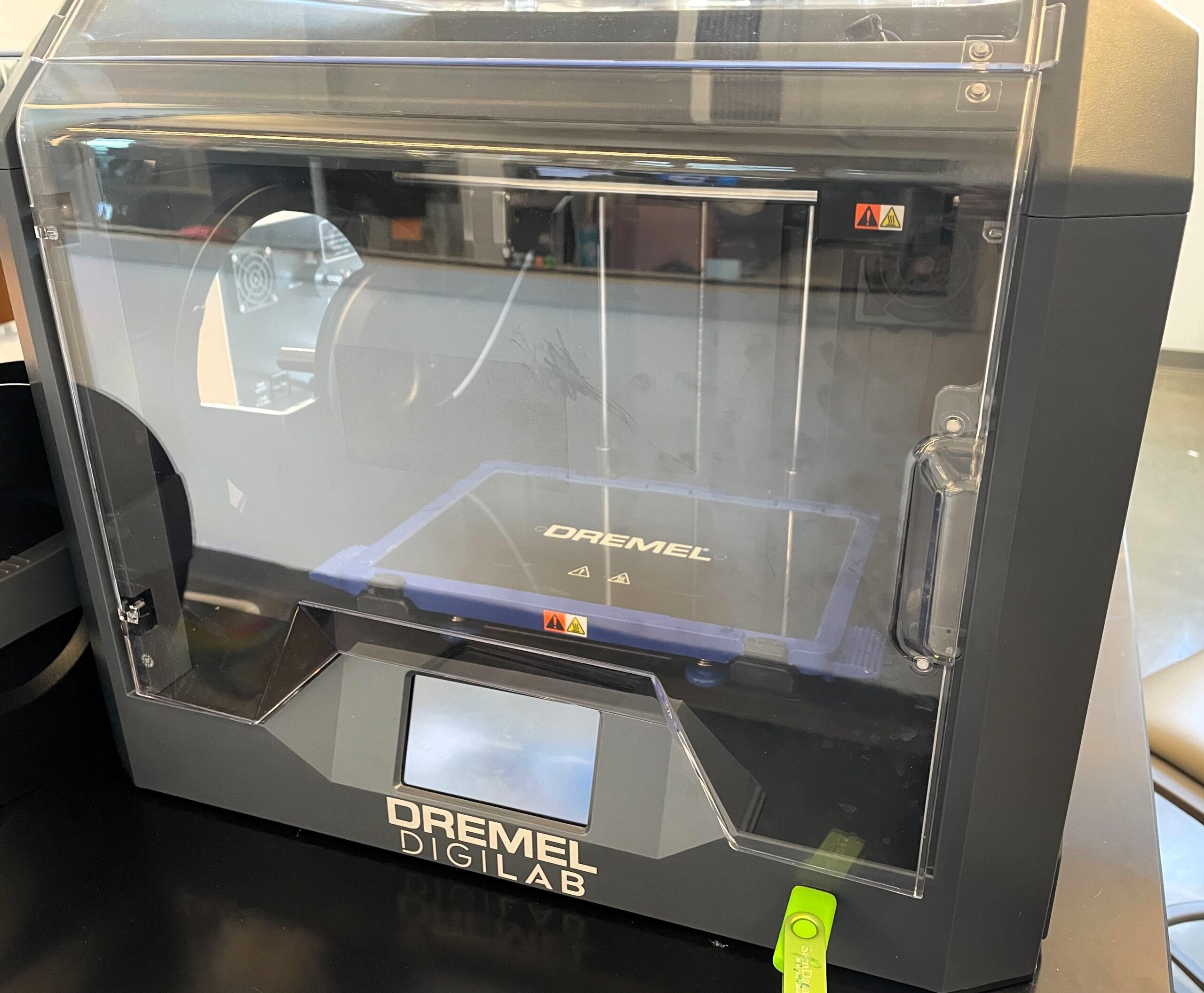 the dremel digilab 3d printer has touch screen controls